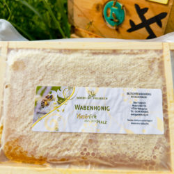 Wabenhonig in einem Holzrähmchen