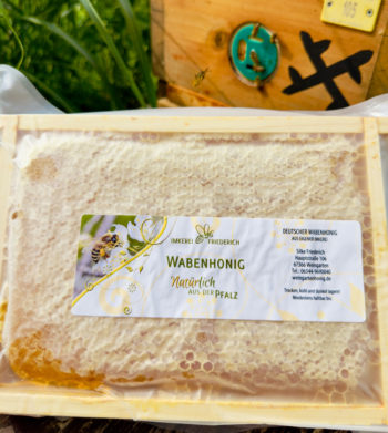 Wabenhonig in einem Holzrähmchen